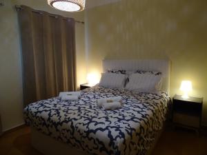 - une chambre avec un grand lit et deux lampes dans l'établissement CASA DOS 2 PÁTIOS by Stay in Alentejo, à Vila Nova de Milfontes