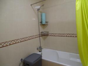 La salle de bains est pourvue de toilettes et d'une baignoire. dans l'établissement CASA DOS 2 PÁTIOS by Stay in Alentejo, à Vila Nova de Milfontes