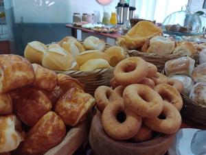 a bunch of baskets filled with different types of pastries at Pousada Meraki in Serra do Cipo