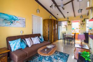 Khu vực ghế ngồi tại Centrally located in Jaco, walk to beach, beautiful pool! Each Villa Paradise is 1bd 1bath Condo Units sleep 5 or book both units and open connecting door for 10 ppl- Paradise Found!
