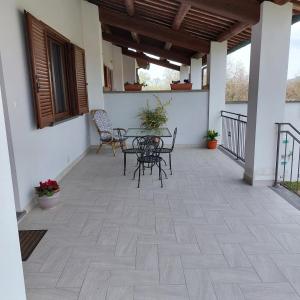 Balkón nebo terasa v ubytování alloggio le due querce