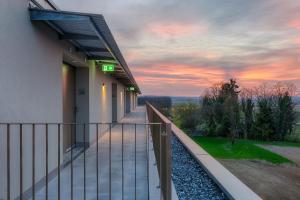Východ nebo západ slunce při pohledu z hotelu nebo okolí