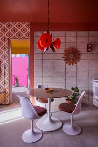 a dining room with a table and chairs at MOOD HAUS by DW in San Juan