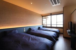 Yakushidaira Akanejyuku tesisinde bir odada yatak veya yataklar