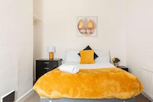 1 dormitorio con 1 cama con manta naranja en Home Near Anfield and Everton FC with FREE Parking, en Liverpool
