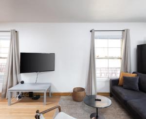 a living room with a couch and a tv at Flexhome Economy Studio Apt F1 - READ INFO in Milwaukee