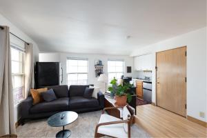 a living room with a couch and a kitchen at Flexhome Economy Studio Apt F1 - READ INFO in Milwaukee