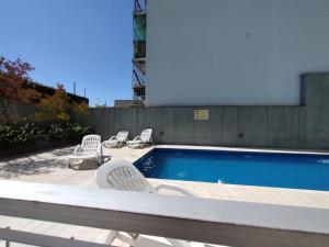 um pátio com cadeiras e uma piscina num edifício em ARKA Classy Apartments em Buenos Aires