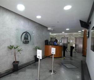 a lobby of an office with a reception desk at Loft Aconchegante Centro Niterói / RJ Inter 300Mb in Niterói