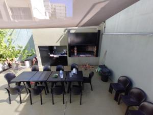 uma sala de jantar com mesa e cadeiras em ARKA Classy Apartments em Buenos Aires