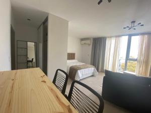 um quarto com uma mesa e uma cama e um quarto em ARKA Classy Apartments em Buenos Aires
