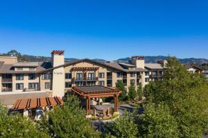 un edificio de apartamentos con cenador en una ciudad en The Westin Verasa Napa, en Napa