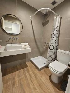La salle de bains est pourvue de toilettes, d'un lavabo et d'un miroir. dans l'établissement Sancer House Bs As, à Buenos Aires