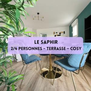 einen Tisch und Stühle in einem Zimmer mit Pflanzen in der Unterkunft Le Saphir in Rezé