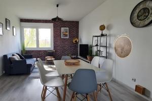 RichemontAppartement cosy的带桌椅的客厅