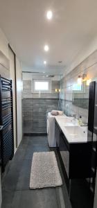 a bathroom with a sink and a bath tub at Appartement cosy in Richemont