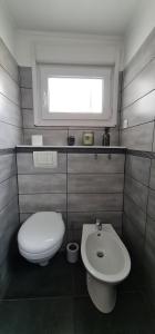 a bathroom with a toilet and a sink at Appartement cosy in Richemont