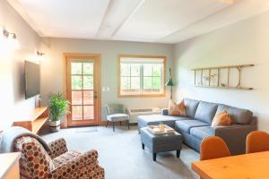 sala de estar con sofá azul y sillas en The Suites on Main, en Leavenworth