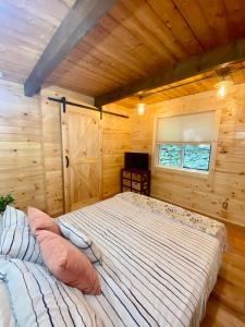 a bedroom with a bed in a wooden cabin at Lakeview Cabin in The Hideout in Lake Ariel