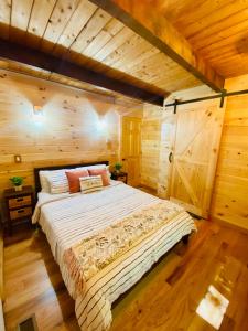 sypialnia z łóżkiem w drewnianym domku w obiekcie Lakeview Cabin in The Hideout w mieście Lake Ariel