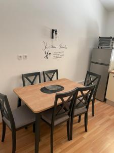 een tafel en stoelen in een keuken met een koelkast bij Apartments by the sea Susica, Ugljan - 21389 in Ugljan