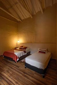 1 dormitorio con 2 camas en una habitación en CASA JUANA BARICHARA, en Barichara