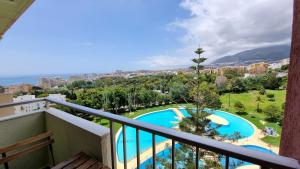 balkon z widokiem na basen w obiekcie Jupiter. Moderno estudio. Vistas al mar y montaña w mieście Benalmádena