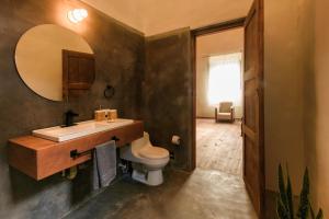 La salle de bains est pourvue d'un lavabo, de toilettes et d'un miroir. dans l'établissement CASA JUANA BARICHARA, à Barichara