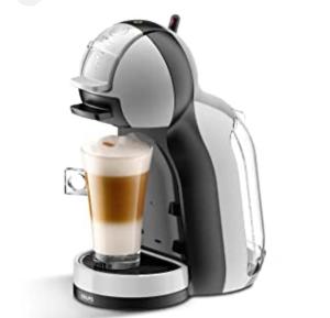 BLU Appartament في Montoso: آلة صنع القهوة مع كوب من القهوة
