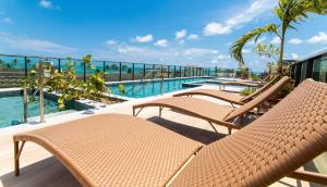 嘎林海斯港的住宿－Flat Premium No Centro，一组椅子坐在游泳池旁