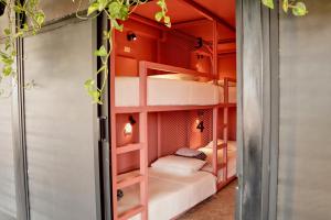 um pequeno quarto com beliches em Casa Nomada Hotel - Hostal em Tuxtla Gutiérrez