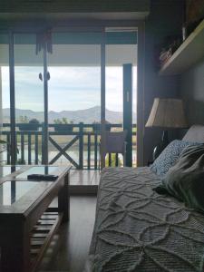 een slaapkamer met een bed en uitzicht op een balkon bij Hendaya vistas increíbles in Hendaye