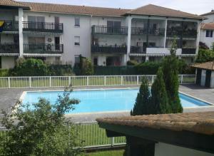 a swimming pool in front of a building at Hendaya vistas increíbles parking in Hendaye