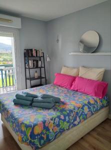 een slaapkamer met een groot bed met roze kussens bij Hendaya vistas increíbles in Hendaye