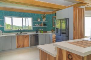 een keuken met witte aanrechtbladen en houten kasten bij Mango Verte Escape in Laborie