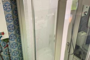 eine Dusche mit Glastür im Badezimmer in der Unterkunft Ortho Hideaway with Garden in Bertogne