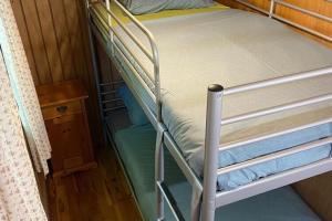 ein kleines Etagenbett in einem kleinen Zimmer in der Unterkunft Ortho Hideaway with Garden in Bertogne