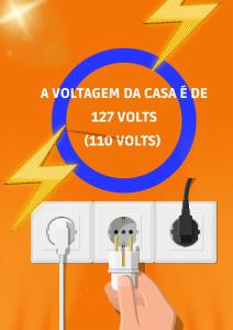 a hand turning on a light switch with a plug at Cs6 Casa de 3 Quartos a 15min de Curitiba in Campina Grande do Sul
