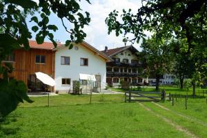 een huis met een hek en een grasveld bij Bleierhof in Kiefersfelden