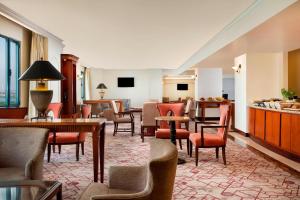 ハノイにあるシェラトン ハノイ ホテルのホテルルーム(椅子、テーブル付)、ロビー