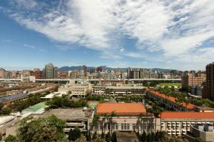 uma vista para uma cidade com edifícios e um céu nublado em Sheraton Grand Taipei Hotel em Taipei