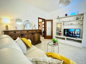 ローマにあるMAX Apartmentのリビングルーム(白いソファ、テレビ付)