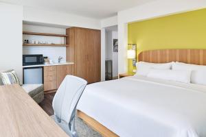Postel nebo postele na pokoji v ubytování Element Austin Downtown