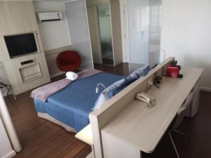 a hospital room with a bed and a desk at Hotel Lider à 1km da Esplanada dos Ministérios in Brasilia