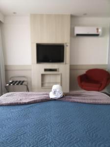 ein Hotelzimmer mit einem Bett mit einem Handtuch darauf in der Unterkunft Hotel Lider à 1km da Esplanada dos Ministérios in Brasilia
