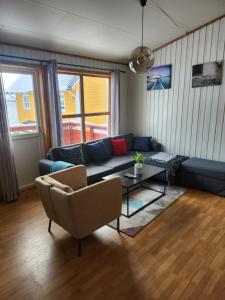 sala de estar con sofá y mesa en Apartment By The Lakeside, en Tromsø