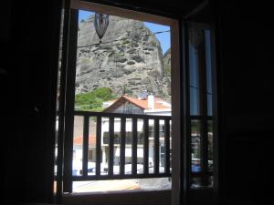 una vista de una montaña desde una ventana en Mythos Guesthouse, en Kalambaka