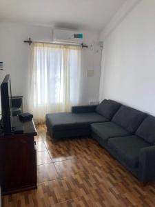 sala de estar con sofá azul y TV en La escondida en Salta