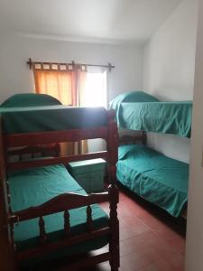 two bunk beds in a room with a window at La escondida in Salta
