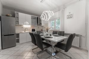 Kuchyňa alebo kuchynka v ubytovaní Apartman Lana Vidikovac